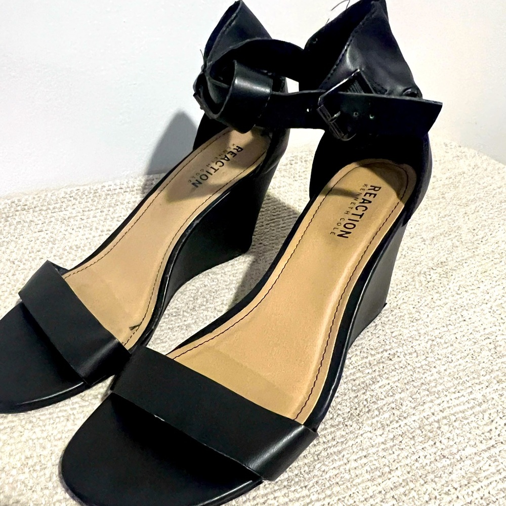 Beautiful platform ankle buckle Kenneth Cole heels